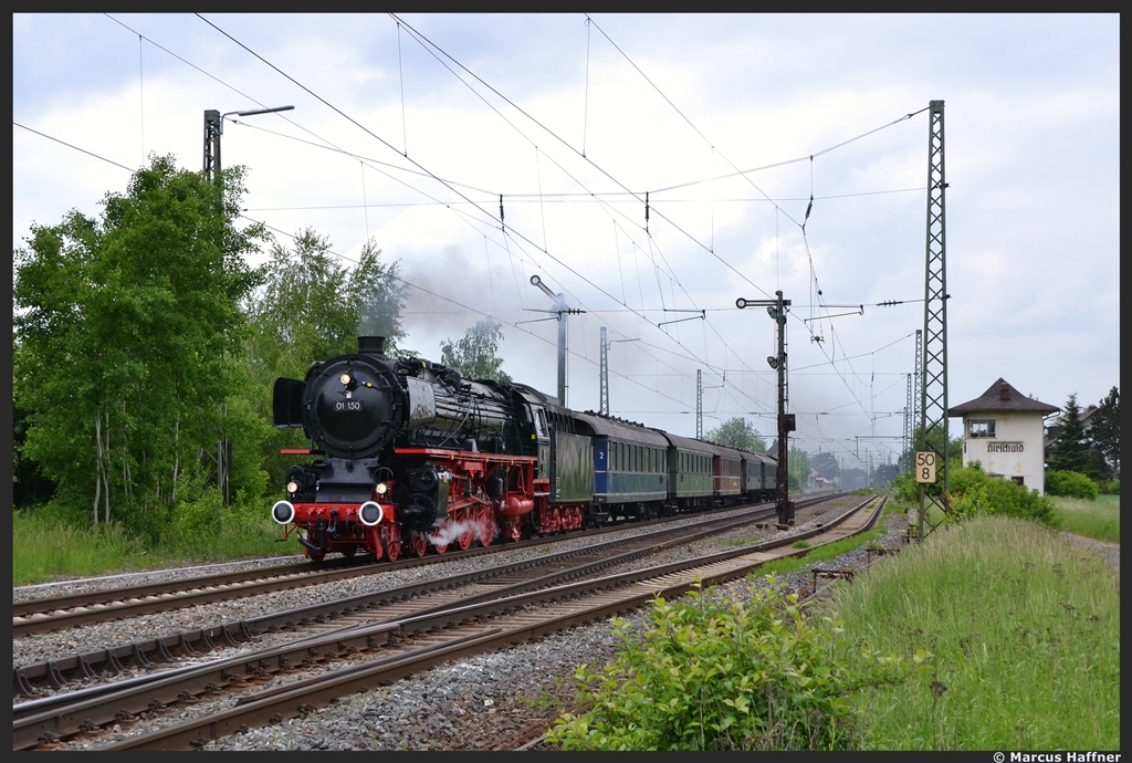 01 150 - Sie fhrt endlich wieder!!!
Heute, 23. Mai 2013 um Punkt 16:36 Uhr passierte 01 150 die sdlichen Ausfahrtssignale des Bahnhofs Hirschaid in Richtung Nrnberg Hbf.
Die Schnellzug-Schlepptender-Dampflokomotive 01 150 war eine der vielen historischen Lokomotiven, die im Oktober 2005 Opfer der Brandkatastrophe im Lokschuppen des Bw Nrnberg-Gostenhof geworden ist.
Nach einer langjhrigen Spendensammlung und Aufarbeitung ist die 01 150 nun endlich wieder betriebsfhig!
Die einst 1935 von Henschel&Sohn in Kassel gebaute Dampflok leistet mir ihren zwei-Zylindertriebwerk 2240 PSi und bringt es mit ihren zwei Meter groen Treibrder auf eine Hchstgeschwindigkeit von 130 km/h.
Ich wnsche der 01 150 und der Lokmannschaft allzeit gute und freie Fahrt!
