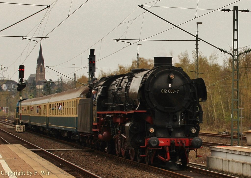 012 066-7 mit Zug 75938 bei der Eifahrt in Essen Steele-Ost am 21.04.13.