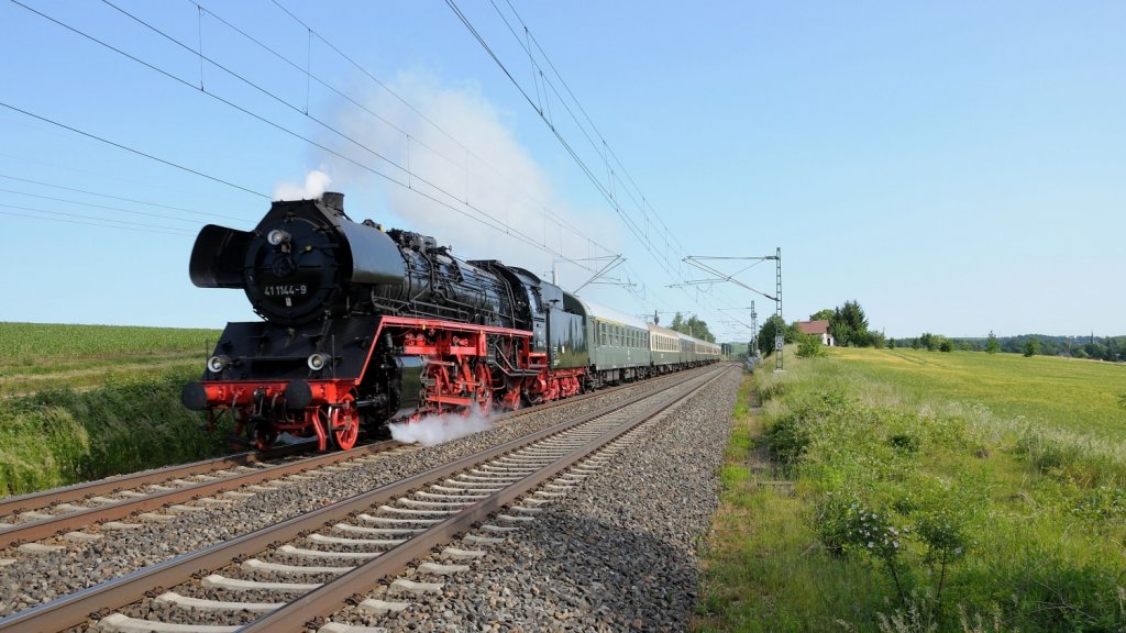 02.06.2011, Br 41 unterwegs nach Cheb. Hier bei Schweinsburg/Culten.