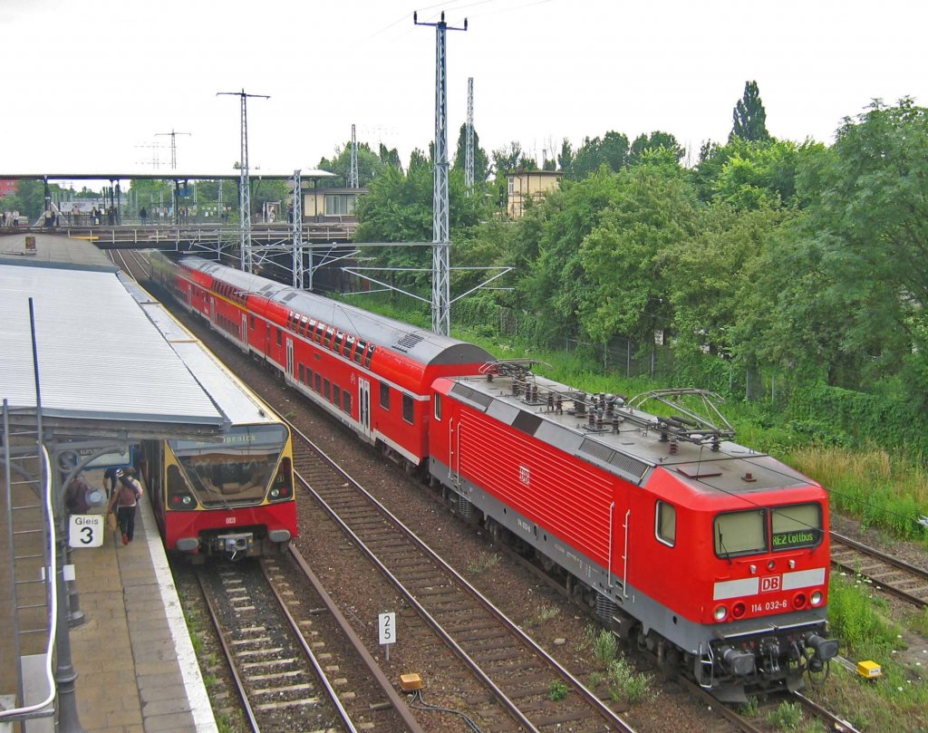 02.07.05 Berlin, Ostkreuz ; die 114 032-6 schiebt den RE 2 nach Cottbus am Bf Ostkreuz vorbei