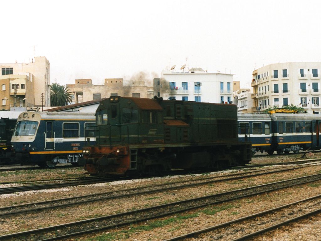 040-DM auf Bahnhof Sousse am 22-4-2002.  Bild und scan: Date Jan de Vries. 