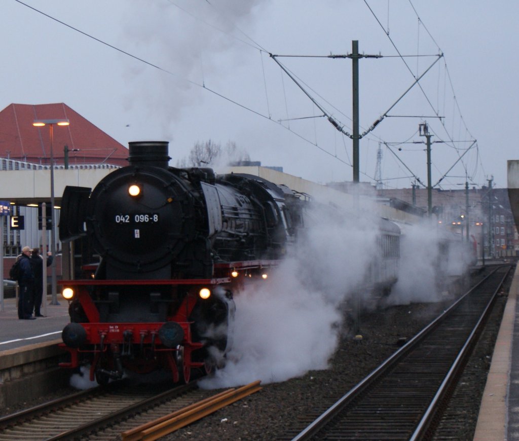 042 096-8 am 19.02.2011 bei der Ausfahrt des Hannover Hbf.Am Ende des Zuges schob die 202 453-7 der WFL.Nchster Halt des Zuges war Minden.

