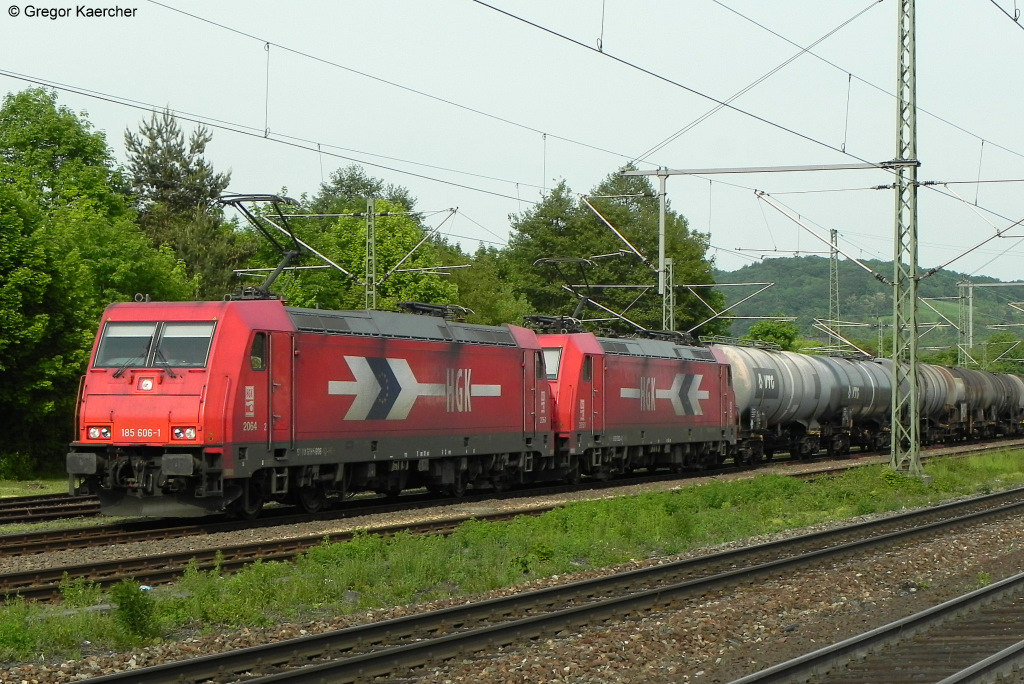 06.05.2011: Die 185 606-1 und die 185 582-4 der HGK fahren mit einem Kesselzug in Wilferdingen-Singen ein. Das Bild entstand legal vom Parkplatz.