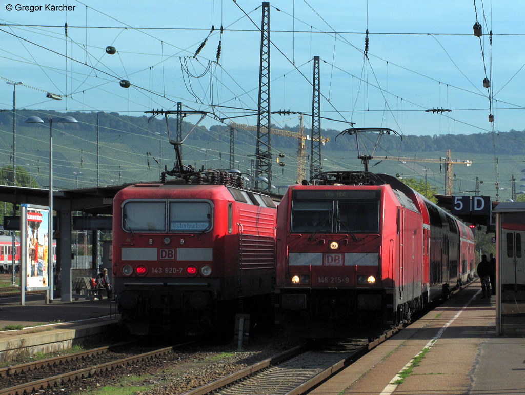 06.10.2010: Alt trifft neu. Auf Gleis 6 (links) wartet 143 920-7 mit RB 19868 (Heilbronn-Osterburken) auf die Abfahrt. Whrenddessen ist auf Gleis 5 (rechts) 146 215-9 mit RB 19163 (Mosbach-Neckarelz - Ulm Hbf) in Heilbronn Hbf eingefahren.