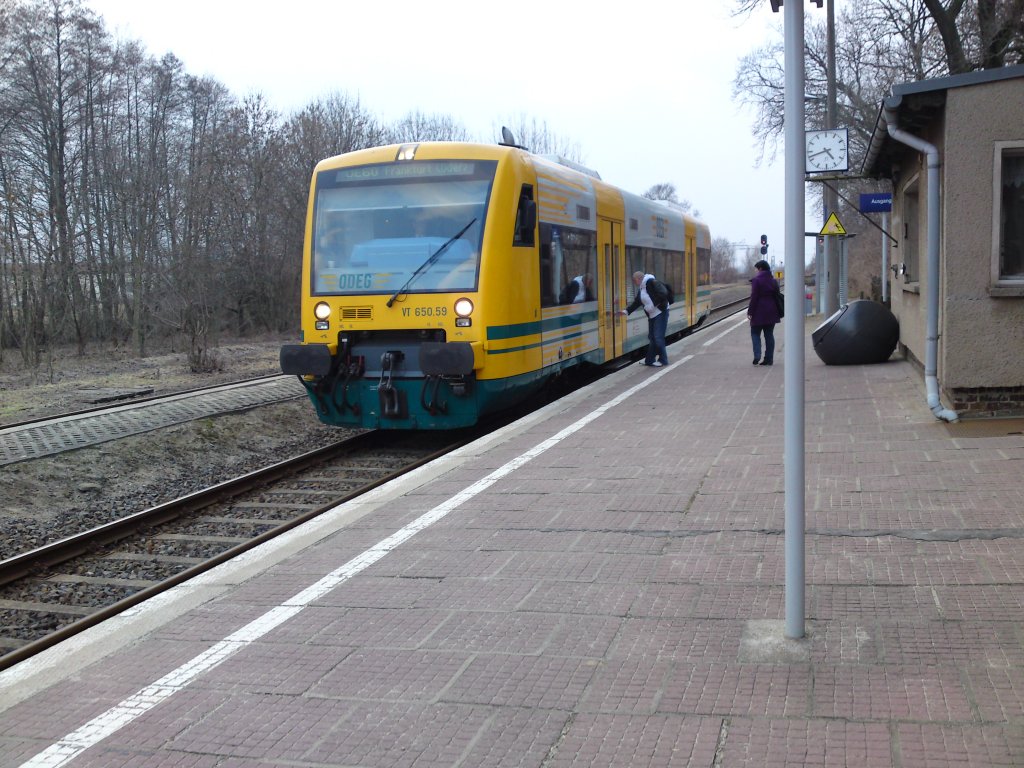 09.03.2011 - Ein Triebwagen der ODEG (VT 650.59) kommend aus Berlin-Lichtenberg am Bahnhof Letschin. Bereit zur Abfahrt um 16.42 nach Frankfurt (Oder) als OE 60.