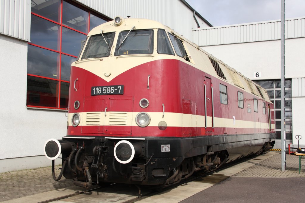 100 Jahre Rangierbahnhof Magdeburg-Rothensee. Eine V180 (118 586-7) in den Farben der Deutschen Reichsbahn gab es ebenfalls zu bestaunen. Fotografiert am 18.09.2010. 
