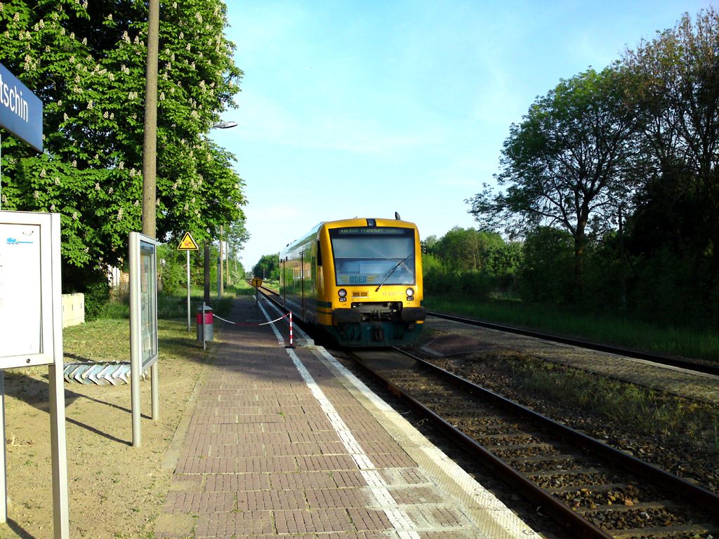 10.05.2011 - Ein ODEG Regio-Shuttle (VT 650.78) in Letschin hat Ausfahrt in richtung Frankfurt (Oder).