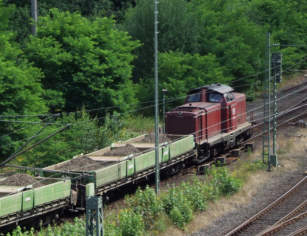 10.07.2008 Gleisbauarbeiten an der Siegstrecke (KBS 460). Ein Ganzzug mit Fakks (Muldenkippwagen) der Fa. Wittfeld gezogen von der 212 381-8 der EfW zwischen Niederschelden und Mudersbach/Sieg.