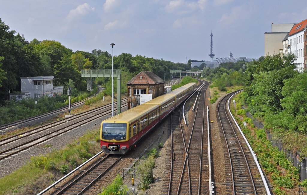 10.08.2013, Berlin-Halensee. Ein  Vollring  (S 42), von Westkreuz kommend, passiert die Einfahrtsweiche am alten Stw Hal, links das neuere Stw Hal.