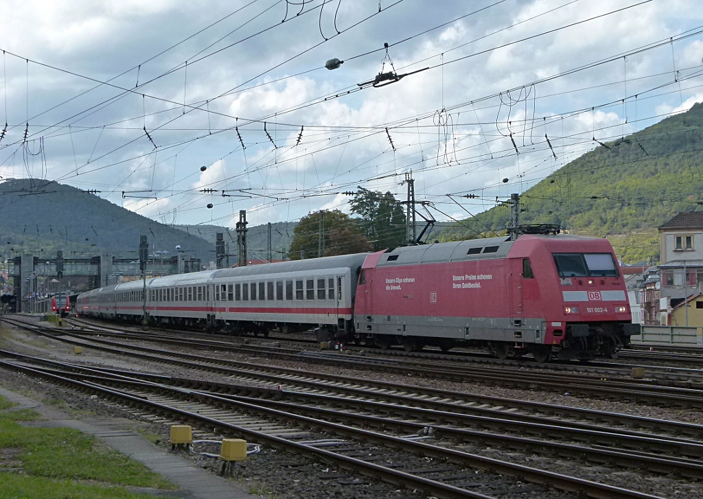 101 002-4 ist mit dem IC 2055 Saarbrcken - Heidelberg am 18.09.2012 in Neustadt (Weinstrae)