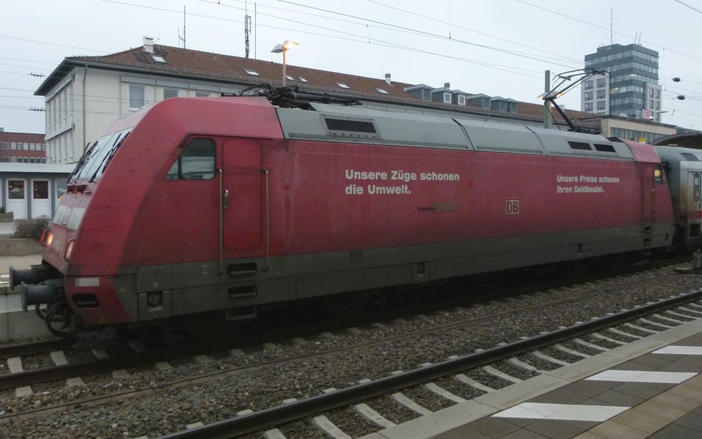 101 002-4 steht mit dem IC 2054 Frankfurt (Main) - Saarbrcken am 02.03.2012 in Kaiserslautern
