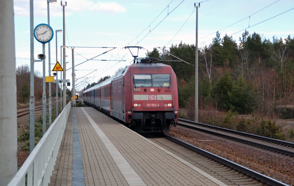 101 002 fhrt am 06.03.11 einen aus CD-Wagen gebildeten Fernzug durch Burgkemnitz Richtung Bitterfeld. Ich nehme an das das ein umgeleiteter EC der Strecke Berlin - Dresden ist.