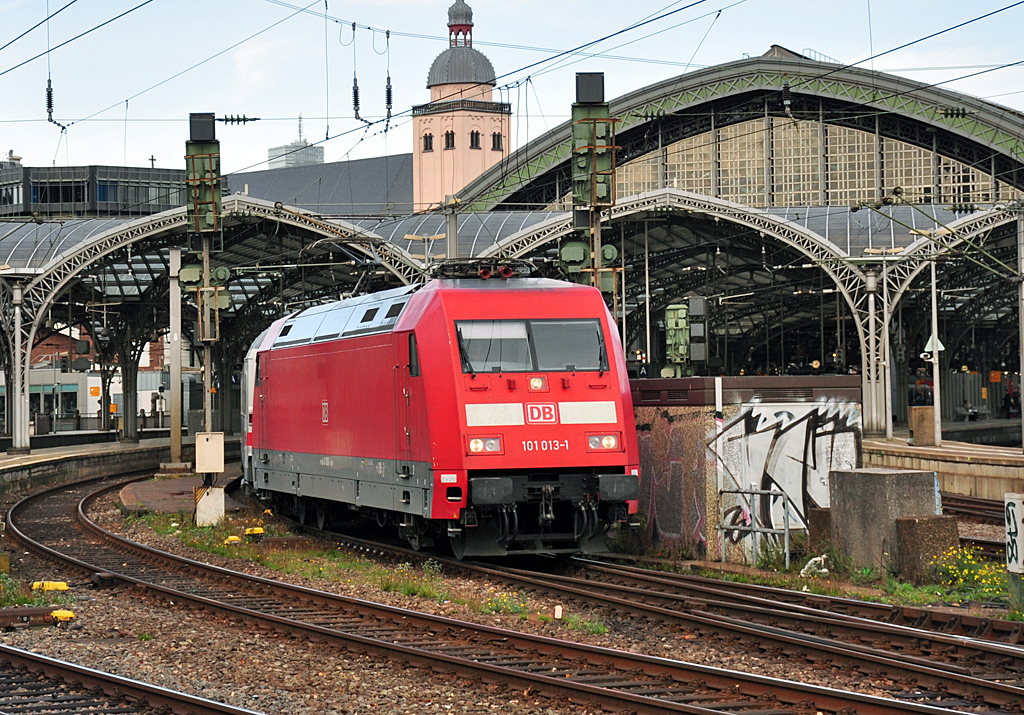 101 013-1 IC verlt den Klner-Hbf Richtung Hohenzollernbrcke - 18.10.2012