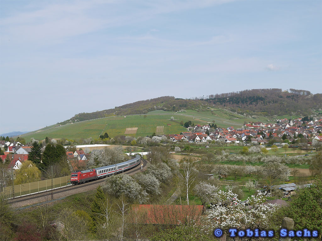 101 021 mit IC 200 nach Basel SBB bei Schallstadt am 3. April 2011 als letzter Tag fr die ber Stuttgart verlngerte Intercitys.
