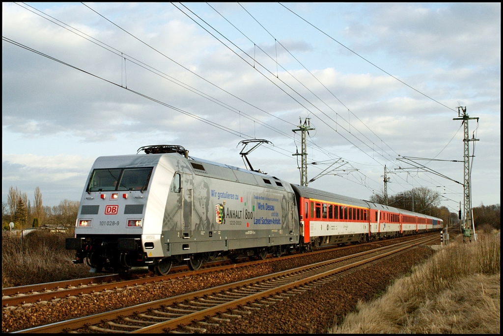 101 028-9 mit EC 378 von Wien Praterstern nach Stralsund am 29.03.2012 kurz vor Erreichen des Hbf Stralsund am Abzweig Srg.