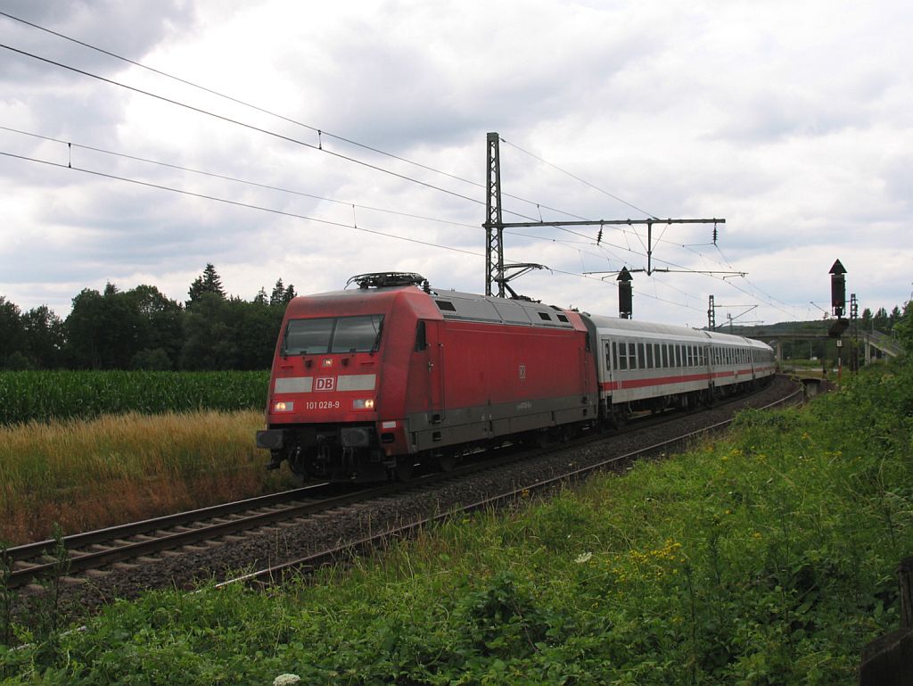 101 028-9 mit IC 2213 Ostseebad Binz-Stuttgart Hauptbahnhof bei Lengerich am 2-7-2011.