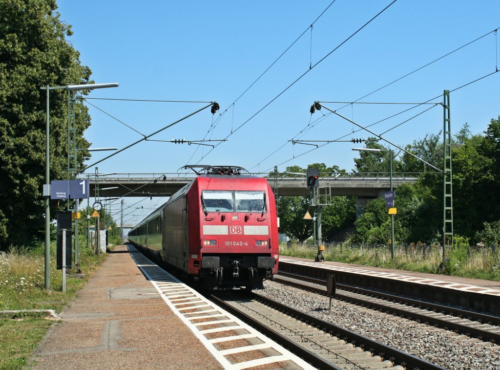 101 040-4 durchfhrt mit dem EC 101 Hamburg Altona - Chur am 24.07.12 den Bahnhof Ringsheim.