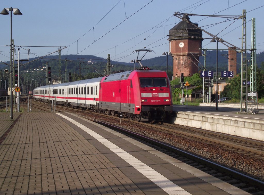 101 040-4 erreicht am 9. Juli 2011 mit IC 2304 den Bahnhof Saalfeld (Saale) auf Gleis 4.