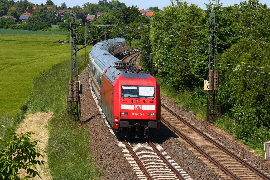 101 040-4 zieht einen IC  einugig  Richtung Frankfurt - 06/06/2013
