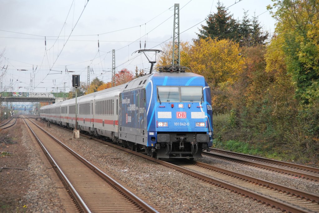 101 042-0 fhrt am 2.November 2011 um 14:27 Uhr mit einem Intercity durch Duisburg Rahm.