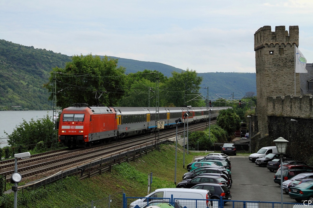 101 062-8 passiert am 26.8.2010 mit dem EC 102 aus Chur die Stadtmauer von Oberwesel.