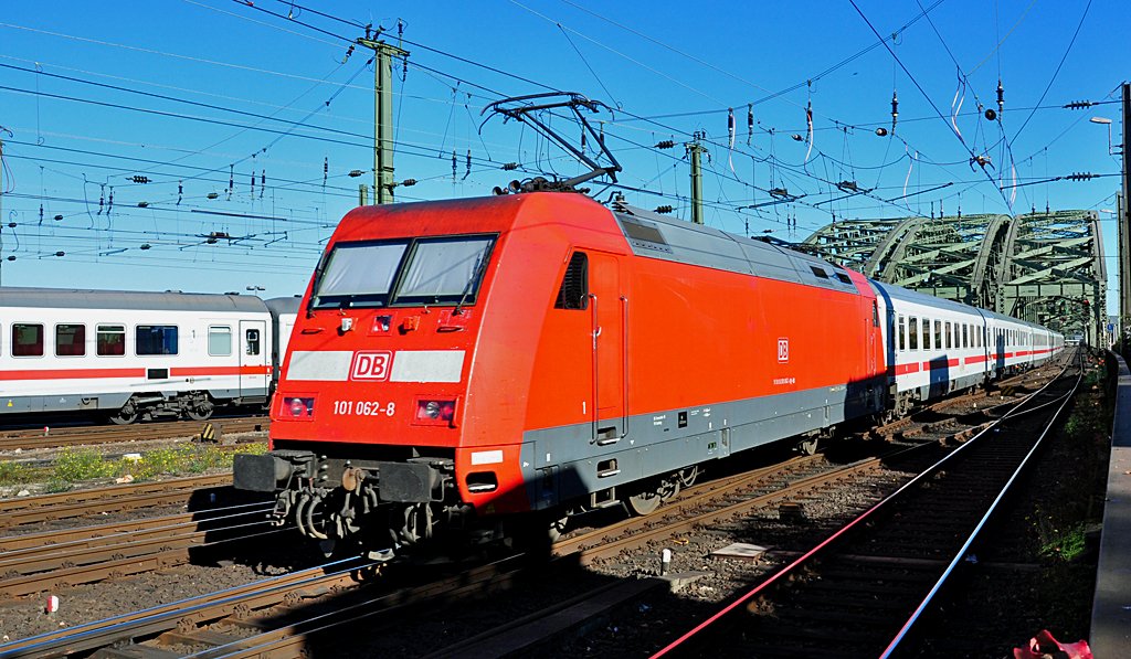 101 062-8 Schiebelok fr IC verlt Kln-Hbf und fhrt ber Hohenzollernbrcke - 10.10.2010