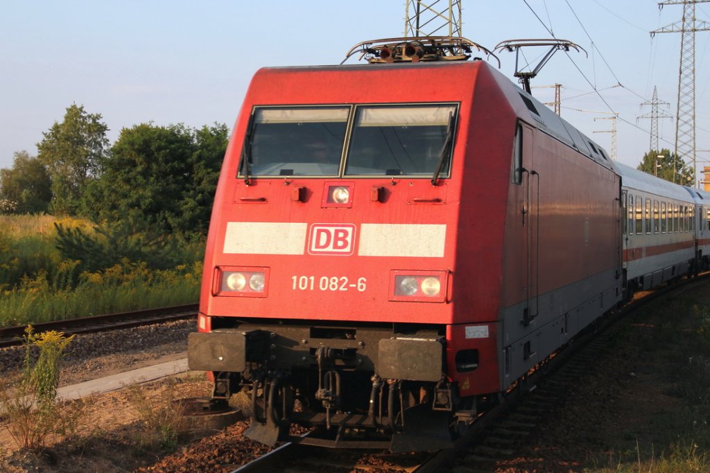 101 082-6 mit dem IC 2431  nach Cottbus am 18. August 2011 bei der Einfahrt in den  Bahnhof Berlin Schnefeld Flughafen