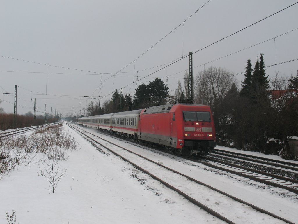101 087 mit Ic 132 von Norddeich Mole nach Luxembourg bei der Durchfahrt in Angermund. 27.12.2010