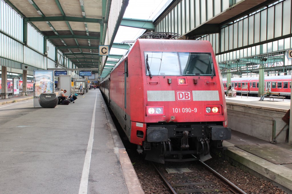 101 090-9 mit IC 283 in Stuttgart Hbf auf dem Weg nach Zrich.07.08.0212
