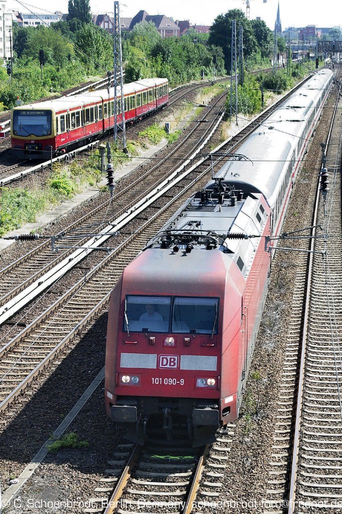101 090-9 mit IR Garnitur auf dem Weg nach Berlin Ostbahnhof mit S-Bahn Zug der Baureihe 481/482 im Hintergrund.
21. August 2010