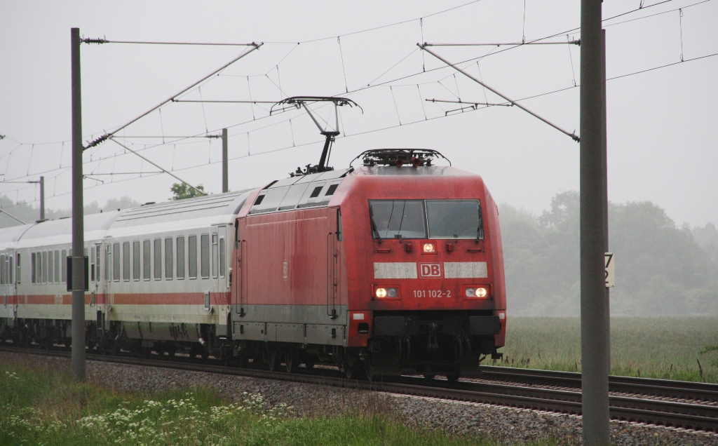 101 102-2 kam an 30.Mai 2013 im Frhnebel aus Richtung Brandenburg an der Havel.