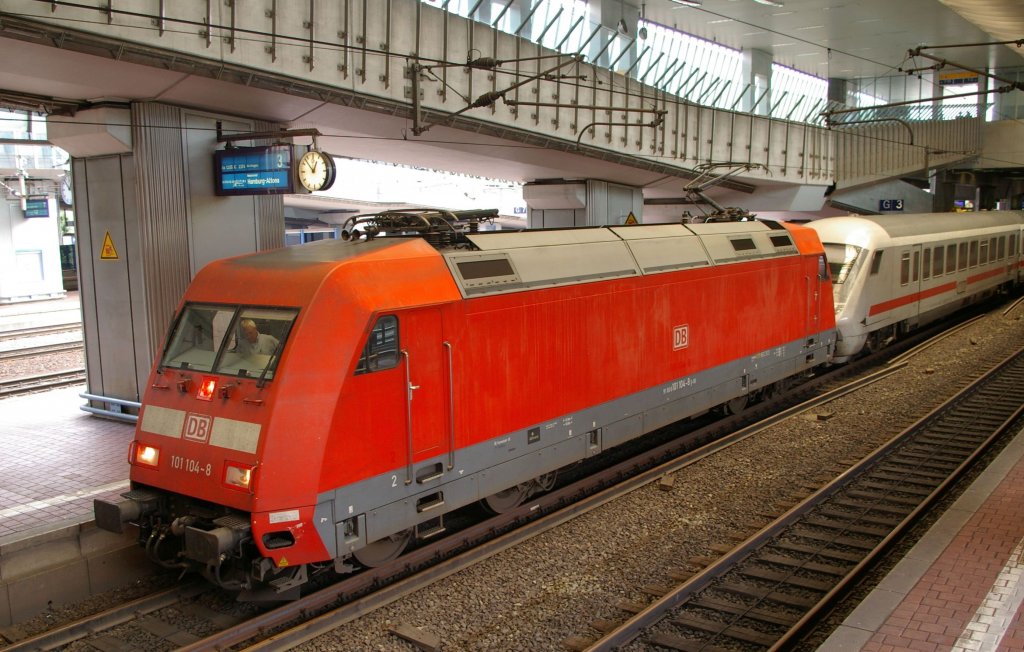 101 104-8 hlt in Kassel-Wilhelmshhe und setzt in wenigen Augenblicken die Fahrt fort in Richtung Hamburg (25.8.2012).