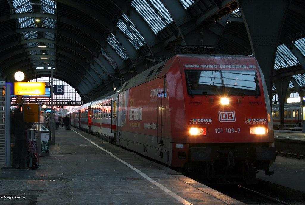 101 109  Cewe Fotobuch Marienkfermotiv  steht mit dem IC 2163 Karlsruhe-Nrnberg zur Abfahrt bereit. Aufgenommen am 11.11.2012 in Karlsruhe Hbf.