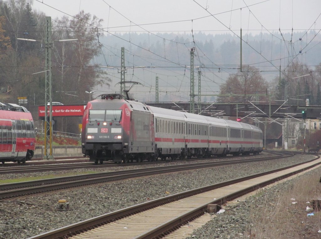 101 110  Eintracht Frankfurt  zieht am 17. November 2012 IC 1605 durch Kronach.