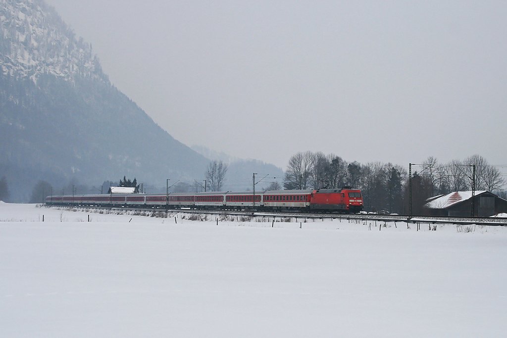 101 117 (?) mit CNL 13375 „Skiexpressen“ nach Bludenz am 13.02.2010 bei Niederaudorf.