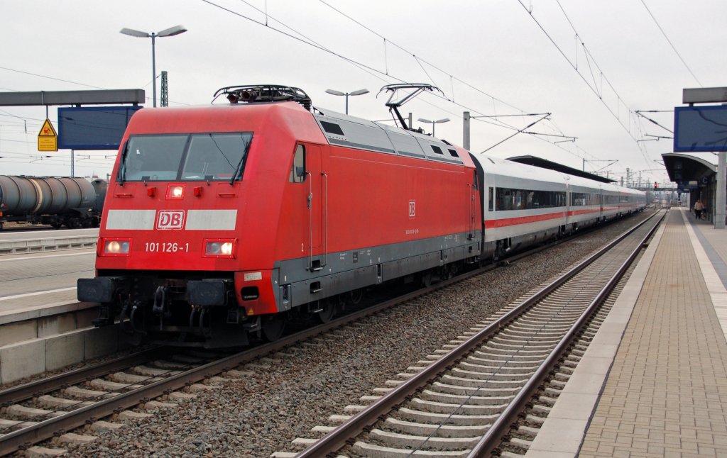 101 126 steht mit ICE 915 am 26.03.11 im Bahnhof Bitterfeld und wartet auf die Weiterfahrt.