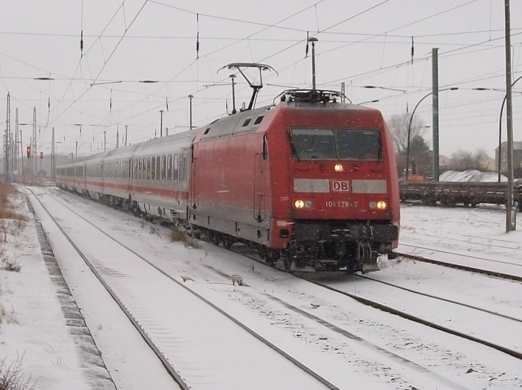 101 128 mit dem IC 2184 aus Hannover,am 15.Dezember 2010,durchfhrt ohne Halt in Bergen/Rgen den Bahnhof nach Binz.