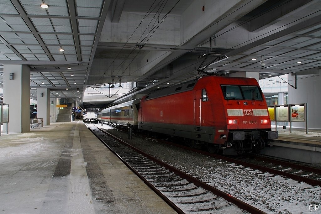 101 130-3 steht mit einer ehemaligen MET-Garnitur am 30.1.2010 in Berlin Sdkreuz. Der Zug fhrt als ICE 1106 nach Hamburg-Altona.