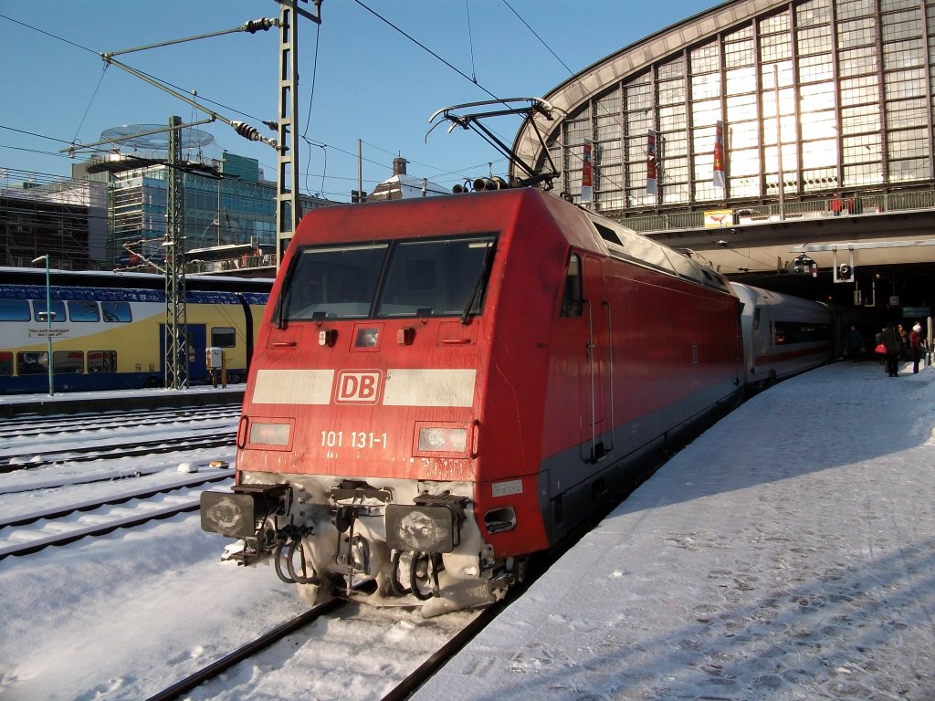 101 131 mit dem IC nach Berlin Sdkreuz am 18.Dezember 2010 in Hamburg Hbf.