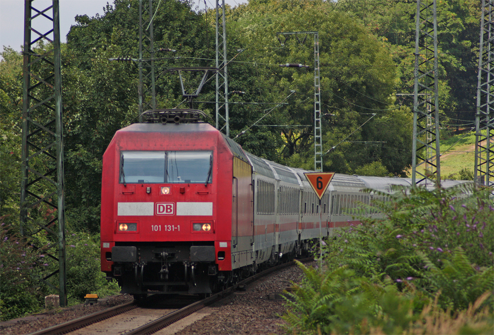 101 131 mit dem IC2327 aus Puttgarden nach Passau bei der Durchfahrt in Kln-West, 5.8.10