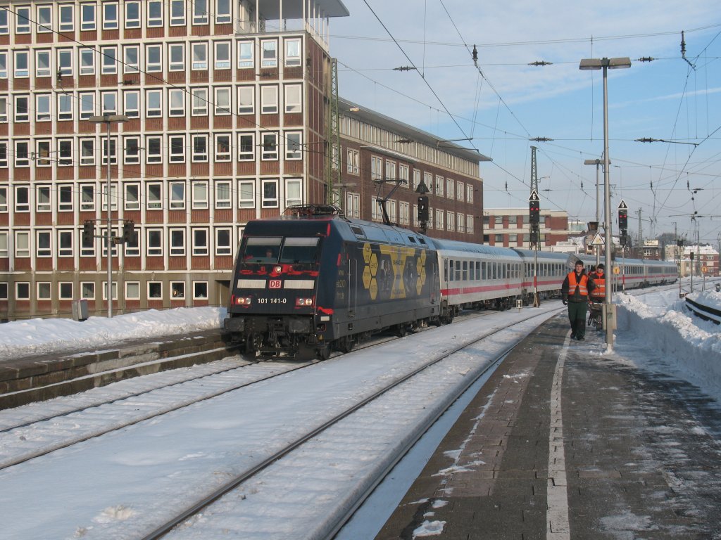 101 141-0 als IC 2313 von Hamburg nach Stuttgart bei der Einfahrt in Mnster Hbf. 29.12.2010