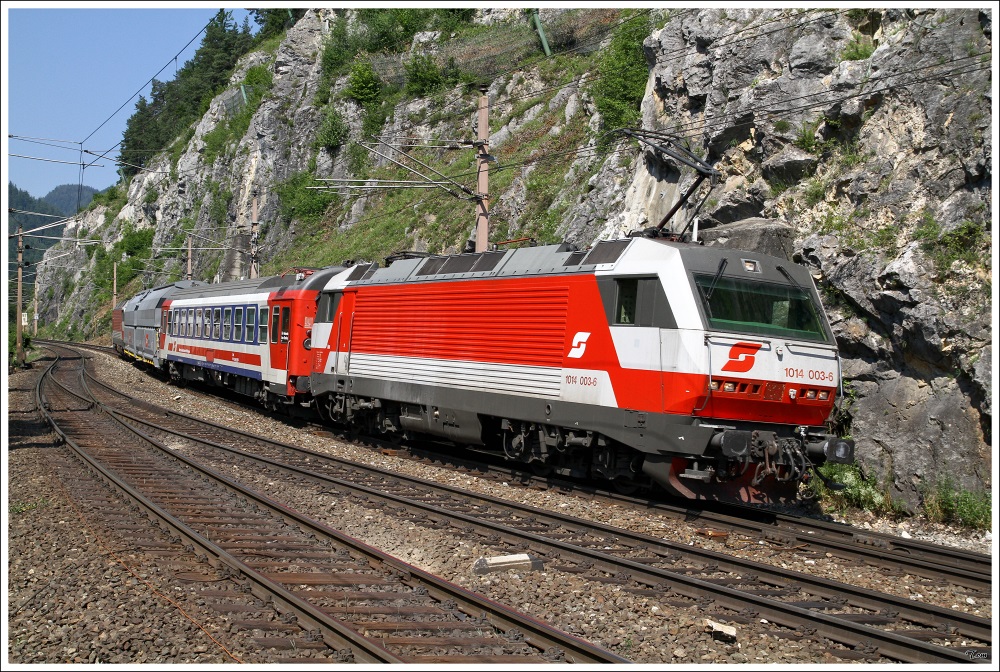 1014 003 + 1014 014 fahren mit dem Messzug SPROB 97754 von Semmering nach Eichberg.Getestet wurden die beiden Talns.
Breitenstein 3.7.2010