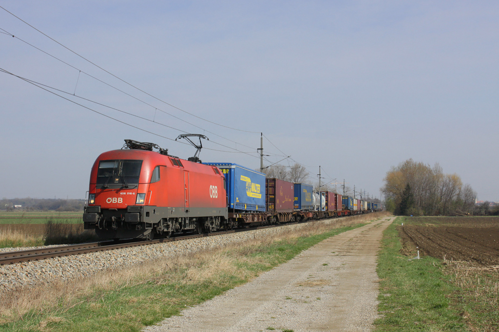 1016 016 durchquert am 2. April 2011 mit ihrem 52802 das Tullnerfeld in Richtung Bestimmungsbf Wels Vbf.