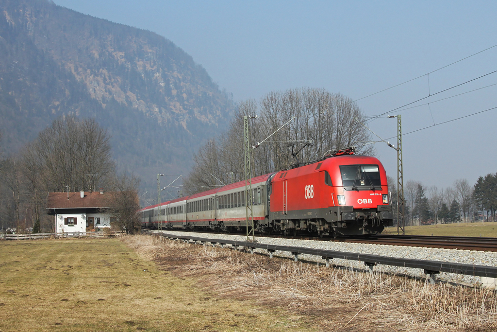 1016 018 mit einem OEC am 05.03.2011 bei Niederaudorf im Inntal.