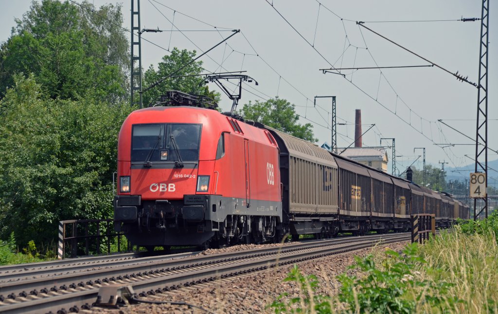 1016 042 bespannte am 02.07.12 einen Schiebewandwagenzug Richtung Rosenheim, fotografiert bei der Durchfahrt in Freilassing.