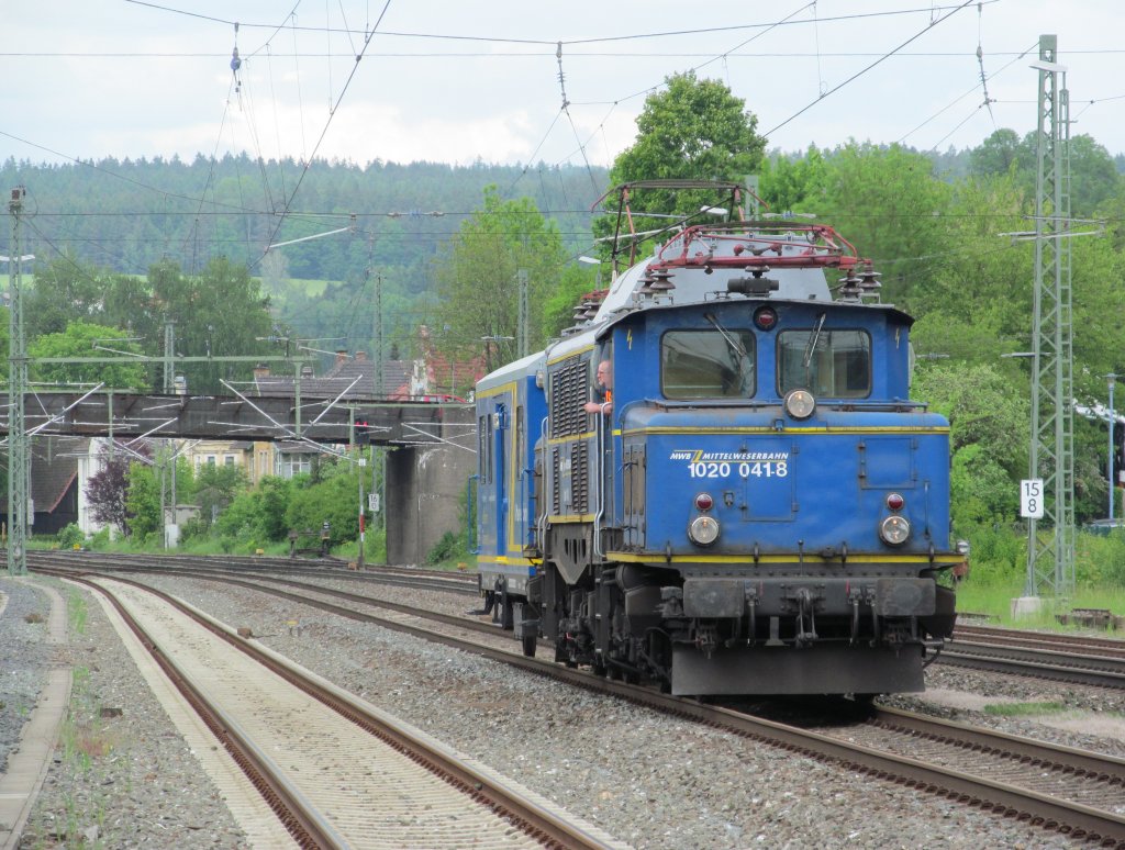 1020 041-8 der MWB durchfhrt am 21. Mai 2012 mit einem Begleitwagen den Kronacher Bahnhof in Richtung Lichtenfels.