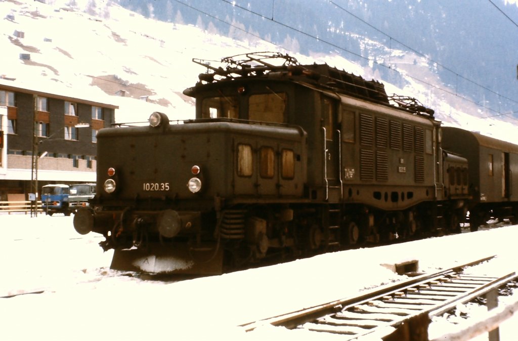 1020.35 steht im Dezember 1974 mit dem Personenzug nach Bludenz in St. Anton am Arlberg.