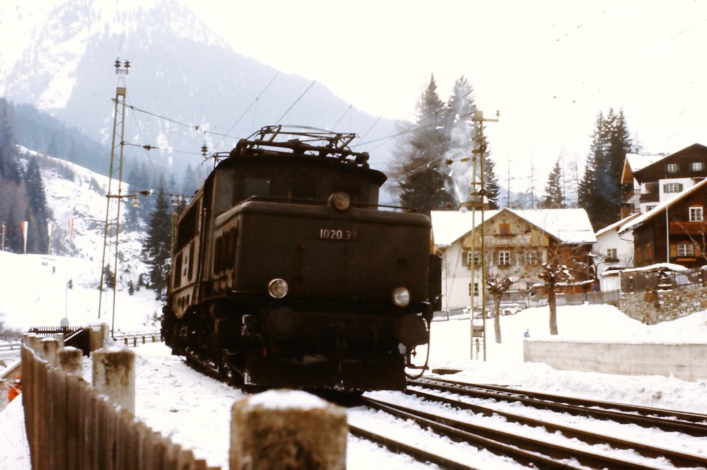 1020.39 rangiert im Dezember 1974 im Bahnhof von St. Anton am Arlberg.
