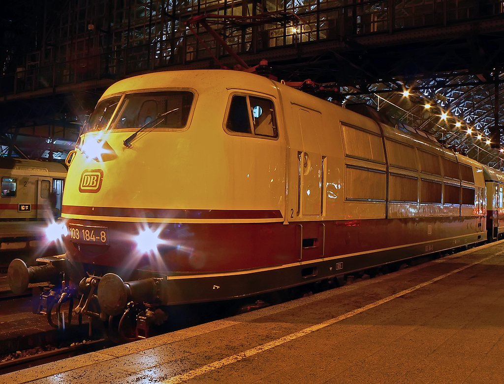 103 184-8 mit einem TEE in Kln Hbf. am 02.01.2010