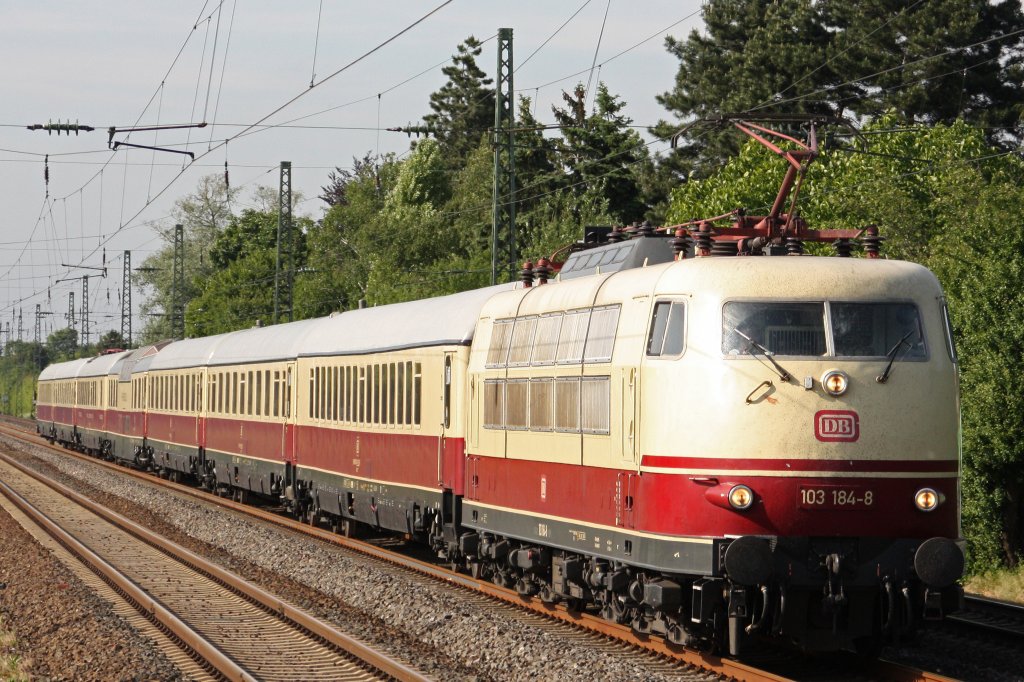 103 184 zieht am 18.5.11 den TEE Rheingold durch Dsseldorf-Angermund.